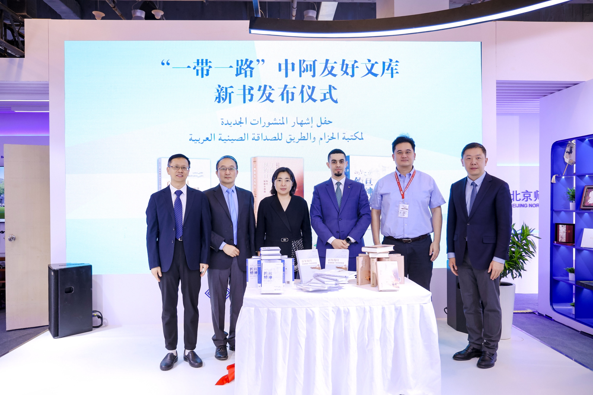 与会嘉宾参与文库新书发布仪式(1).png